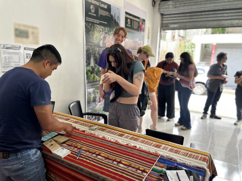Guía local atendiendo a una viajera en la oficina de A&M Vivencial Tours