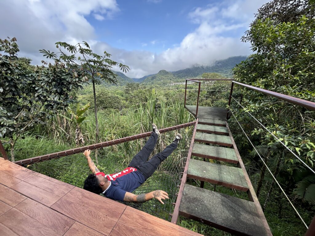 Mirador de madera sobre el valle con nubes bajas