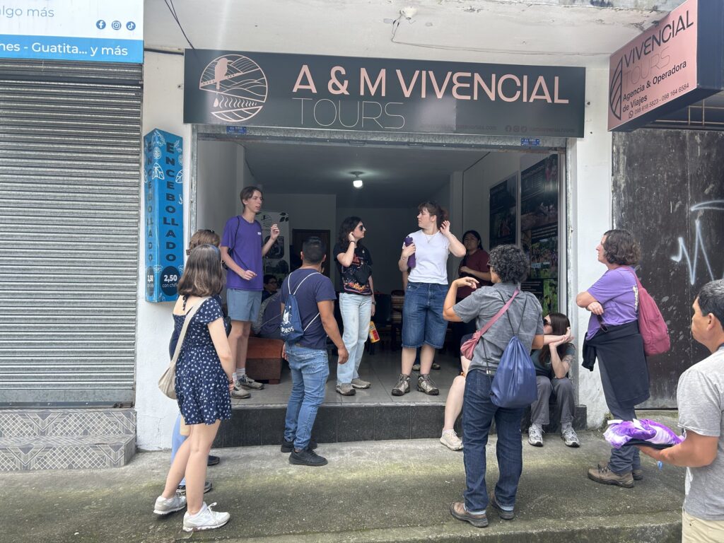 Fachada de la oficina de A&M Vivencial Tours con un grupo de viajeros