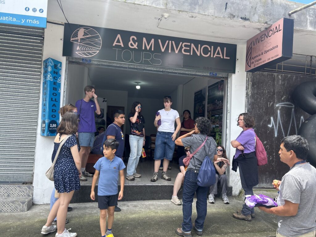 Grupo de viajeros reunido frente a la oficina de A&M Vivencial Tours antes de salir