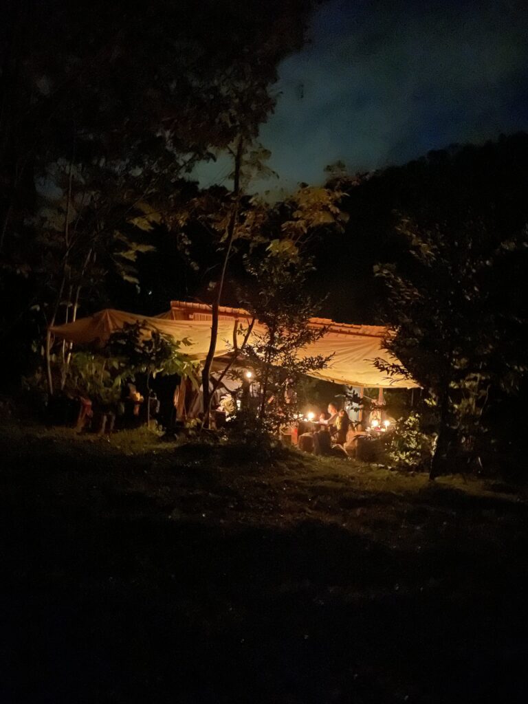 La casa de la reserva al anochecer