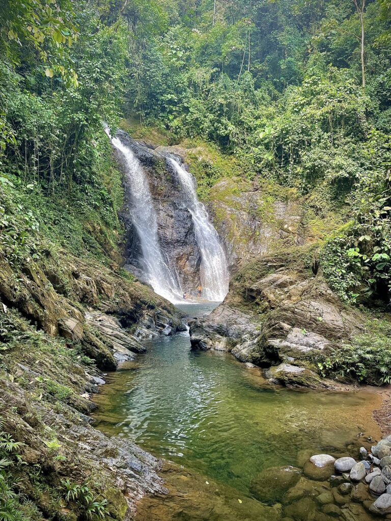 Cascada y poza de aguas verdes