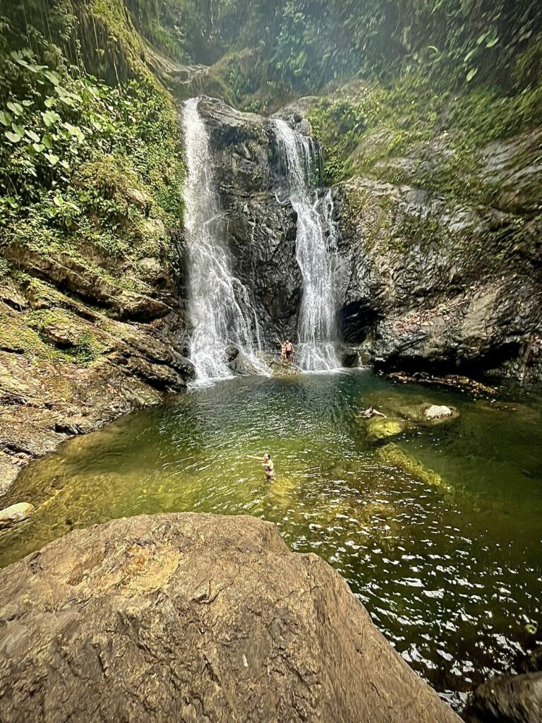 Poza natural al pie de la cascada