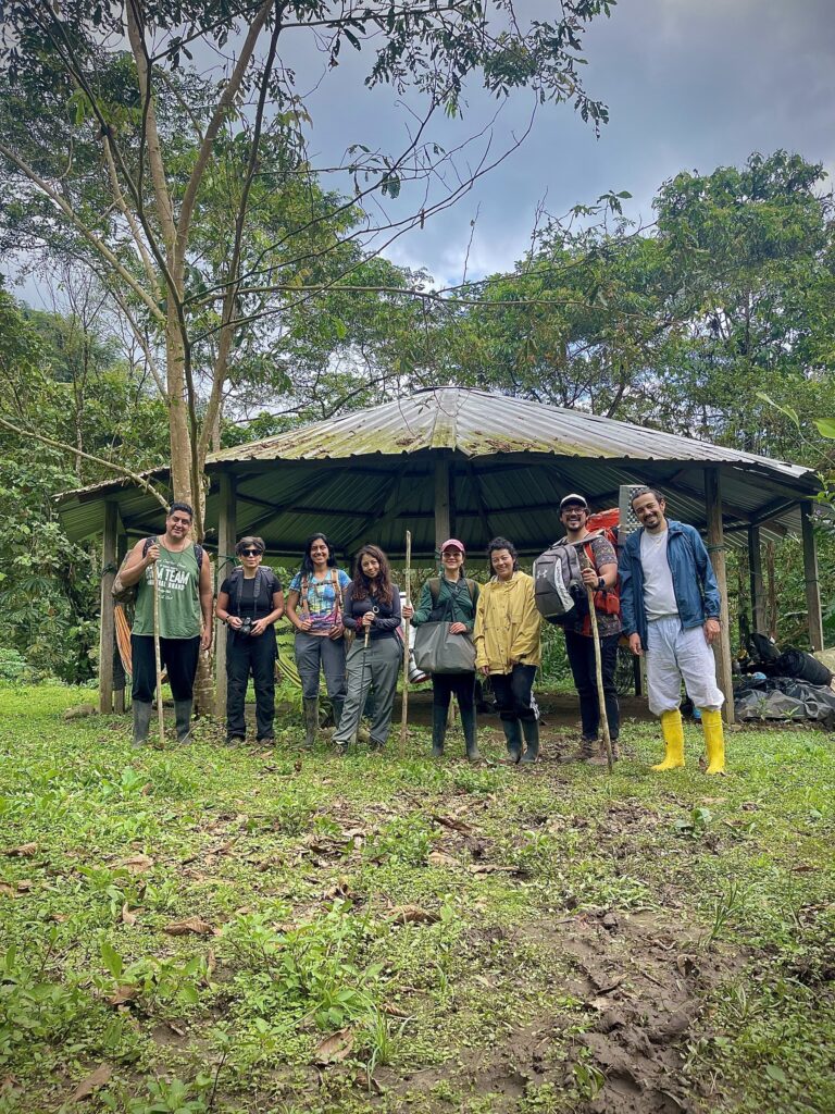 Grupo de visitantes en el rancho de la reserva