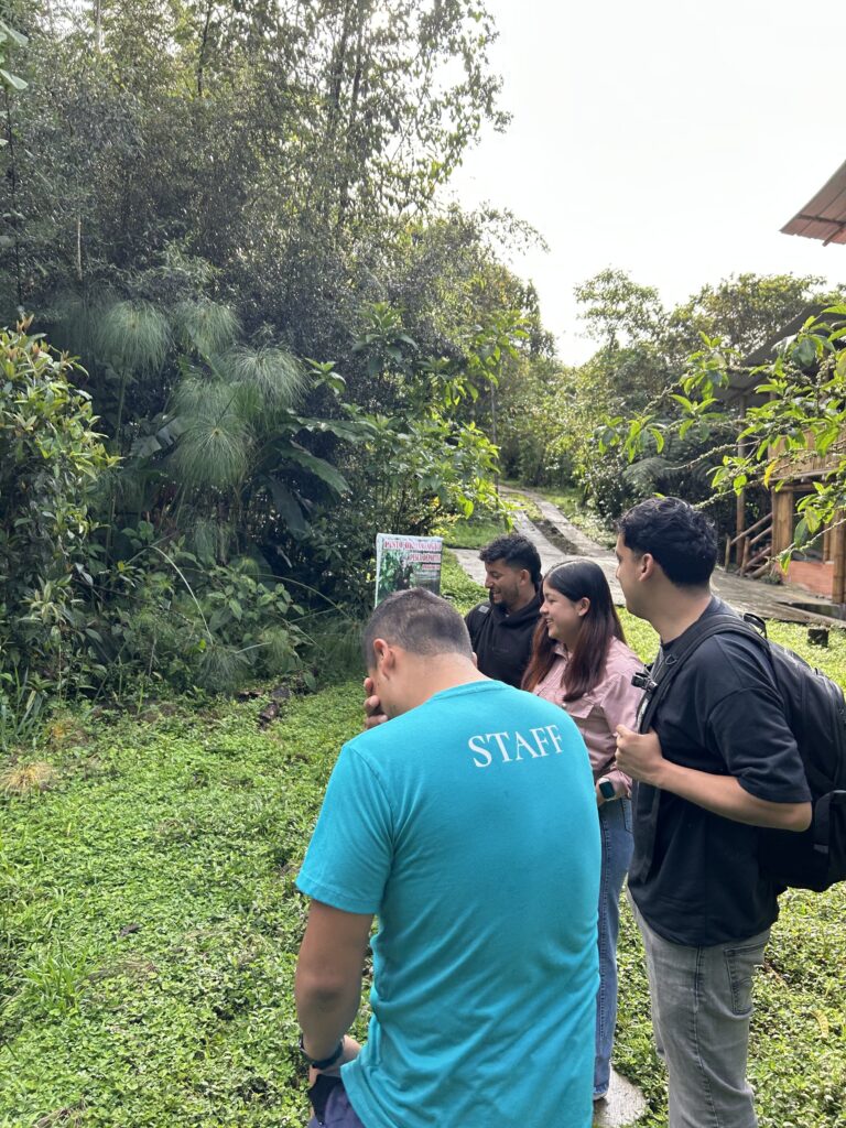 Guía explicando la información del sendero a un grupo de visitantes