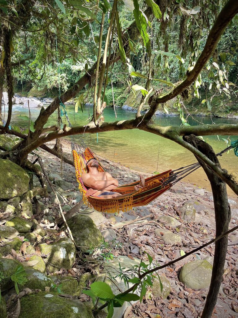 Descanso en hamaca junto al río