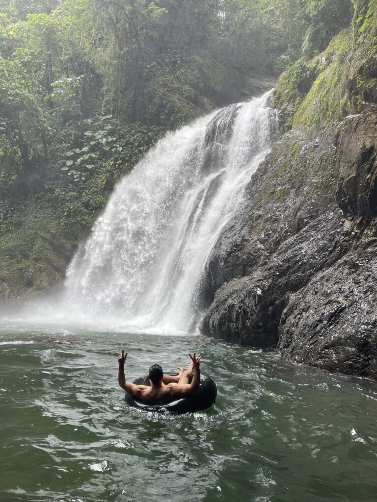 Baño en la poza de la cascada
