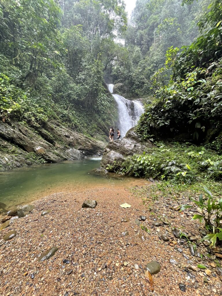Playa de piedras junto al río