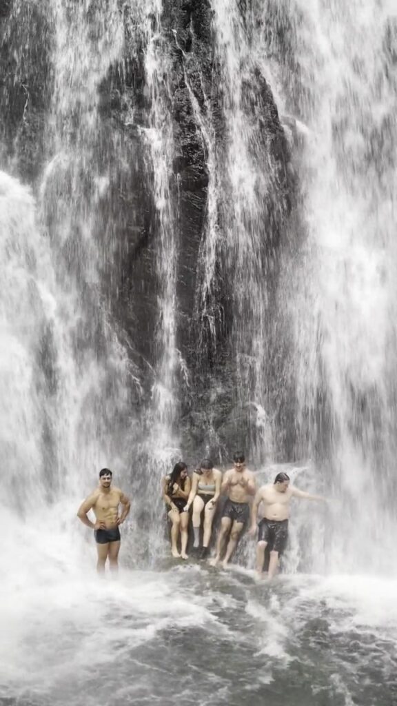 Grupo bajo la cascada