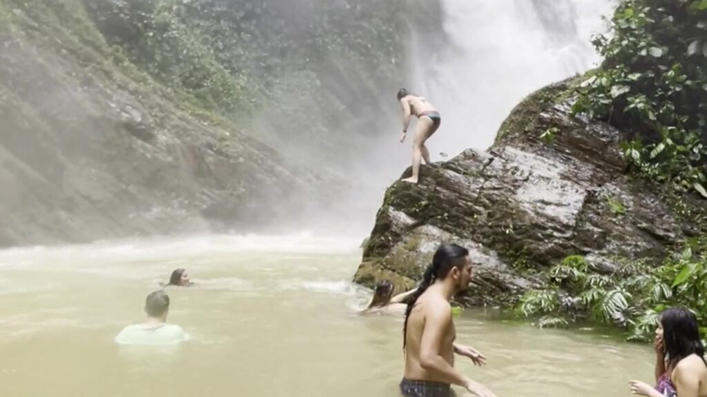 Baño bajo la cascada