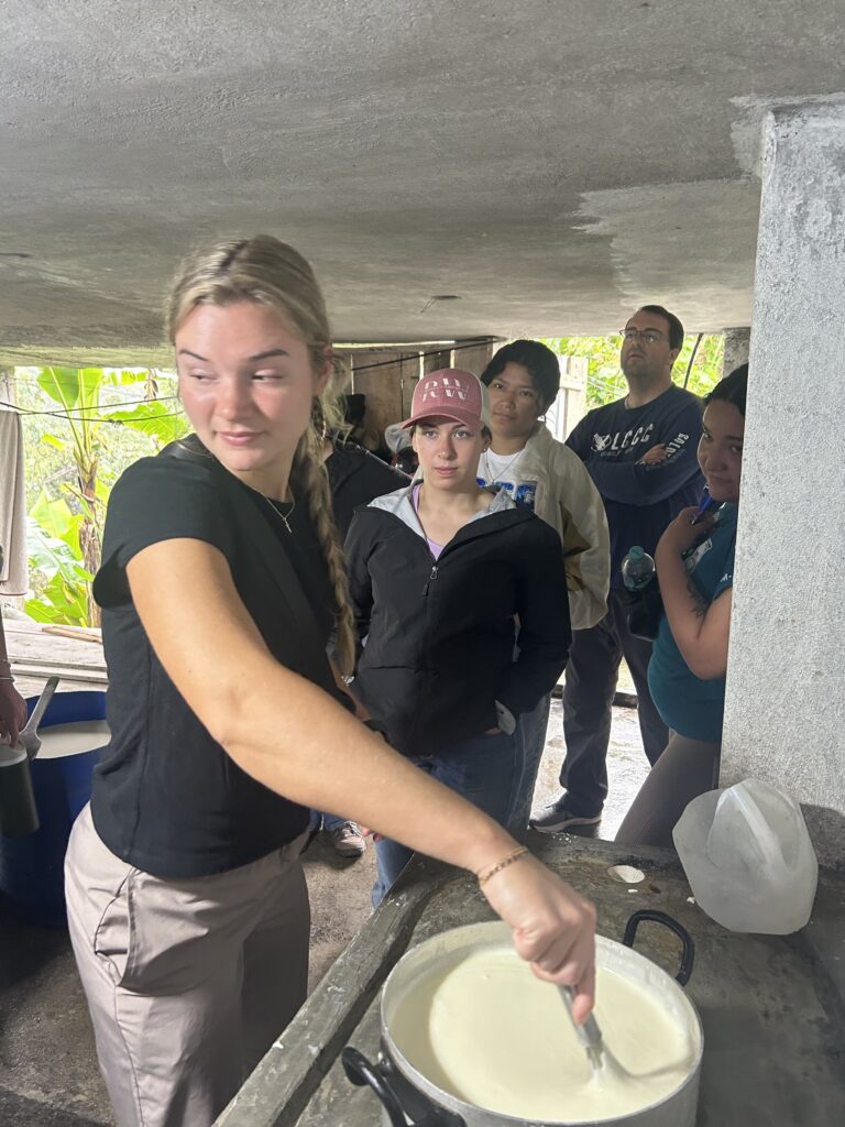Participante removiendo la cuajada en la quesería artesanal de la Ruta del Queso