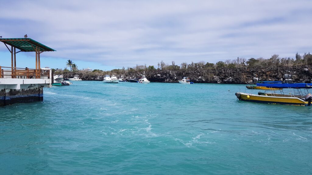 Bahía turquesa con lanchas y yates en Galápagos