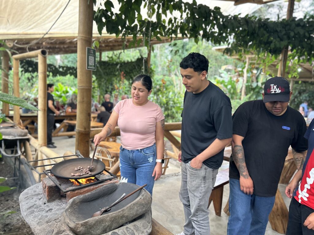 Visitantes en el taller de cacao junto a los productores