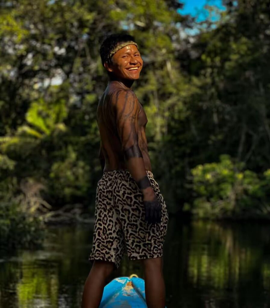 Gabriel Payaguaje, guía de la Comunidad Tarabeaya, en una canoa sobre el río en Cuyabeno