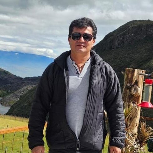 Yovany Barrera, transportista de confianza, en un mirador de la sierra
