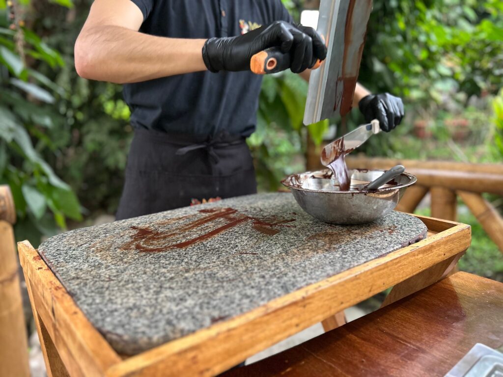 Chocolate recién hecho extendido sobre una piedra de granito