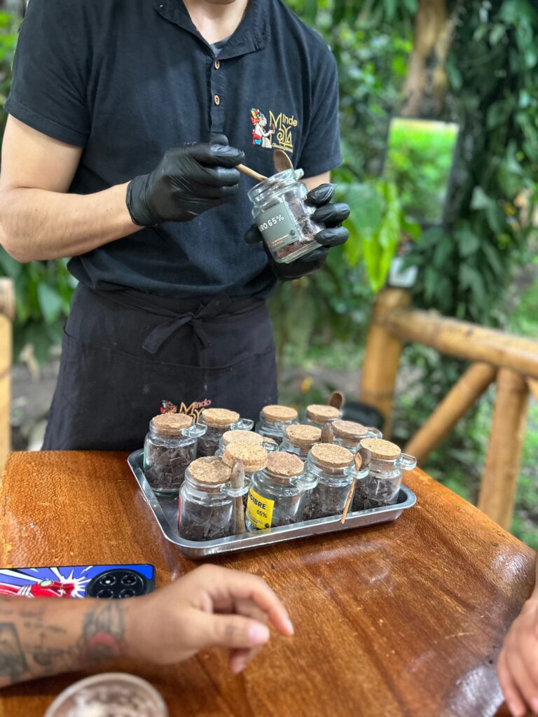 Guía con guantes llenando frascos de vidrio con tapa de corcho
